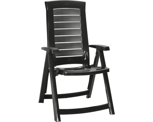 Klappbarer Gartenstuhl aus schwarzem Kunststoff mit Armlehnen und Lattenrückenlehne.