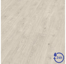 Laminatboden in heller Holzoptik mit sichtbarer Maserung und Symbol für 24 Stunden Wasserschutz.