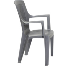 Stapelbarer Gartenstuhl aus Kunststoff mit Armlehnen und Rückenlehne in Flechtoptik.