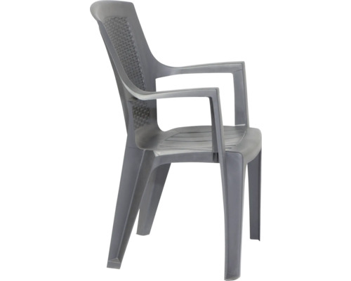 Stapelbarer Gartenstuhl aus Kunststoff mit Armlehnen und Rückenlehne in Flechtoptik.
