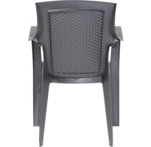 Grauer Gartenstuhl aus Kunststoff mit Armlehnen und Rückenlehne in Flechtoptik in der Rückansicht.