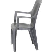 Gartenstuhl aus Kunststoff mit Armlehnen, anthrazit, Sitzfläche in Lattenoptik und Rückenlehne mit Flechtstruktur.