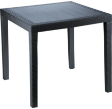 Quadratischer anthrazitfarbener Gartentisch aus Kunststoff in Rattan-Optik mit glatter Tischplatte.