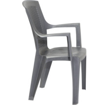 Grauer Stapelstuhl aus Kunststoff für den Garten mit Armlehnen und Rückenlehne in Flechtoptik.