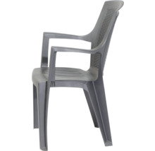 Stapelbarer Gartenstuhl aus Kunststoff mit Armlehnen und Rückenlehne in Flechtoptik.