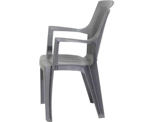 Stapelbarer Gartenstuhl aus Kunststoff mit Armlehnen und Rückenlehne in Flechtoptik.