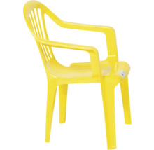 Gelber Stapelstuhl aus Kunststoff für den Garten mit Armlehnen und Lamellen-Rückenlehne.