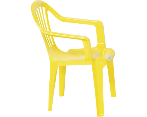 Gelber Stapelstuhl aus Kunststoff für den Garten mit Armlehnen und Lamellen-Rückenlehne.