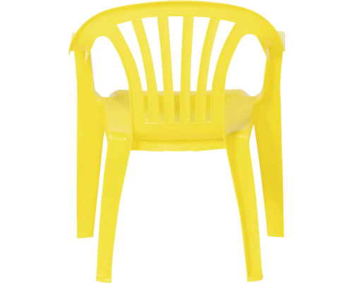 Gelber Kinderstuhl aus Kunststoff mit Armlehnen und Rückenlehne in Lattenoptik.
