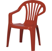 Roter Gartenstuhl aus Kunststoff mit Armlehnen und lamellenartiger Rückenlehne.