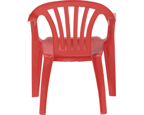 Roter Kunststoffstuhl mit Armlehnen und Lamellen Rückenlehne.