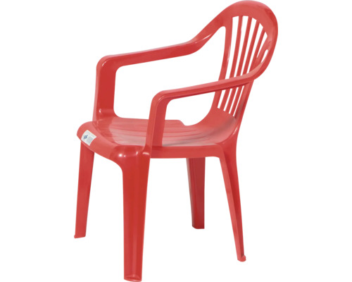 Roter stapelbarer Gartenstuhl aus Kunststoff mit Armlehnen und Lattenrückenlehne.