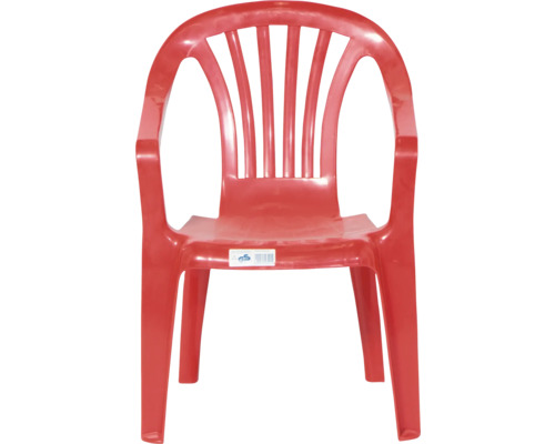 Roter Gartenstuhl aus Kunststoff mit Armlehnen und Rückenlehne in Lattenoptik.