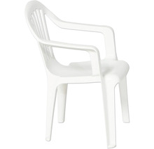 Stapelstuhl aus Kunststoff in Weiß mit Armlehnen und Lattenrückenlehne.