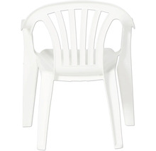 Weißer Stapelsessel aus Kunststoff mit Rückenlehne in Lamellenoptik und Armlehnen.