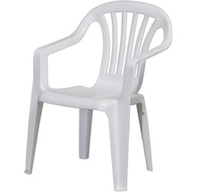 Stapelbarer Gartenstuhl aus weißem Kunststoff mit Armlehnen und Lamellen-Rückenlehne.