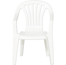 Stapelbarer Gartenstuhl aus weißem Kunststoff mit Armlehnen und vertikalen Streben in der Rückenlehne.