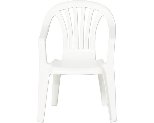 Stapelbarer Gartenstuhl aus weißem Kunststoff mit Armlehnen und vertikalen Streben in der Rückenlehne.