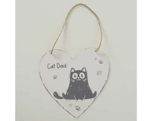 Weißes herzförmiges Holzschild mit Juteschnur, Katzenillustration und Pfotenabdrücken, Text Cat Dad.