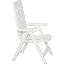 Weißer Gartenstuhl aus Kunststoff mit hoher Rückenlehne und Armlehnen, klappbar.