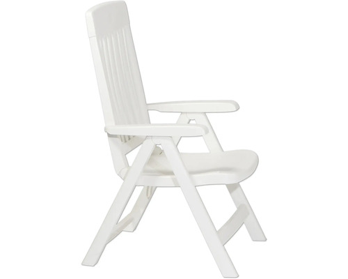 Weißer Gartenstuhl aus Kunststoff mit hoher Rückenlehne und Armlehnen, klappbar.
