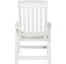 Klappbarer weißer Gartenstuhl aus Kunststoff mit hoher Rückenlehne und Armlehnen, Rückansicht.