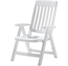 Weißer klappbarer Gartenstuhl aus Kunststoff mit Armlehnen und hoher Rückenlehne.