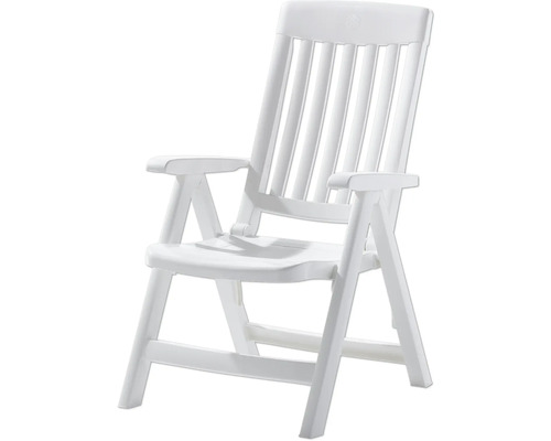 Weißer klappbarer Gartenstuhl aus Kunststoff mit Armlehnen und hoher Rückenlehne.