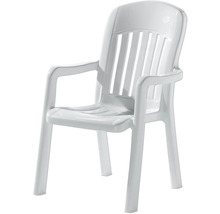 Stapelsessel aus weißem Kunststoff mit Armlehnen und vertikal gestreifter Rückenlehne.