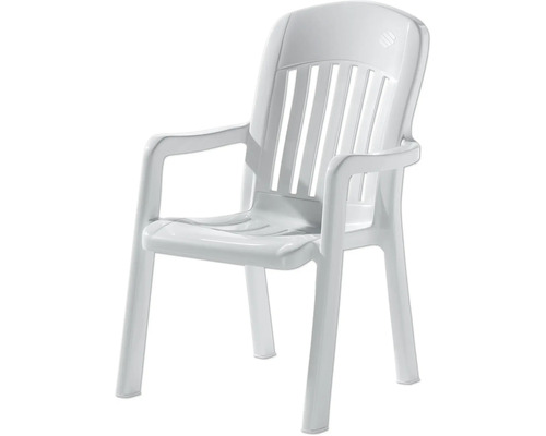 Stapelsessel aus weißem Kunststoff mit Armlehnen und vertikal gestreifter Rückenlehne.