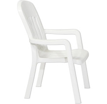 Stapelbarer Gartenstuhl aus Kunststoff mit Armlehnen und hoher Rückenlehne in Weiß.