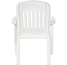 Weißer Gartenstuhl aus Kunststoff mit Armlehnen und Lamellenrückenlehne.