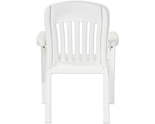 Weißer Gartenstuhl aus Kunststoff mit Armlehnen und Lamellenrückenlehne.