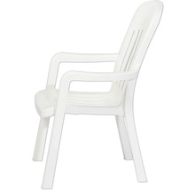 Weißer Stapelstuhl aus Kunststoff für den Garten mit Armlehnen und lamellierter Rückenlehne.