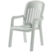 Weißer stapelbarer Gartenstuhl aus Kunststoff mit Armlehnen und hoher Rückenlehne.