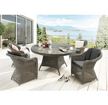 Gartenmöbel-Set aus grauem Geflecht mit rundem Glastisch und vier Sesseln inklusive Sitzkissen auf einer hellen Terrasse.