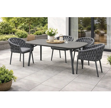 Modernes Gartenmöbel-Set bestehend aus einem grauen Esstisch und vier geflochtenen Armlehnstühlen mit Sitzkissen auf einer hellen Steinterrasse.
