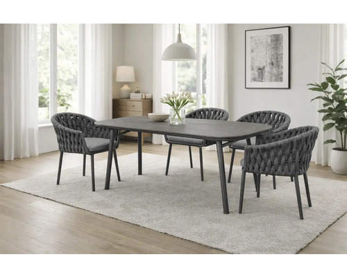 Modernes Essgruppe-Set mit rechteckigem Tisch und vier Armlehnenstühlen mit Seilgeflecht und Sitzkissen in einem hellen Raum.