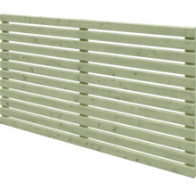 Horizontaler Sichtschutzzaun aus druckimprägniertem Holz mit schmalen Lamellen.
