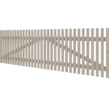 Zweiteiliger Lattenzaun aus hellem Holz mit diagonaler Verstärkung.