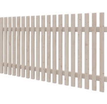 Staketenzaun aus Holz mit vertikalen Latten und zwei horizontalen Querriegeln.