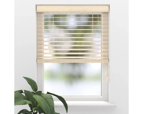 Holzjalousie aus hellem Holz mit horizontalen Lamellen montiert an einem Fenster.
