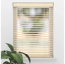 Holzjalousie in hellem Naturton an einem Fenster mit horizontalen Lamellen, Zugschnur und Wendestab.