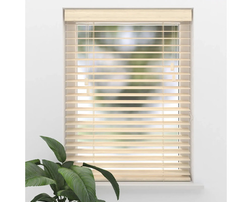 Holzjalousie in hellem Naturton an einem Fenster mit horizontalen Lamellen, Zugschnur und Wendestab.