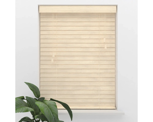 Jalousie aus hellem Holz mit horizontalen Lamellen für das Fenster.