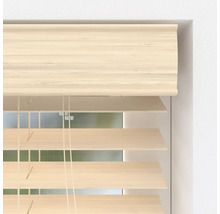 Horizontale Jalousie aus Holz mit Lamellen in heller Holzoptik und Zugschnur.