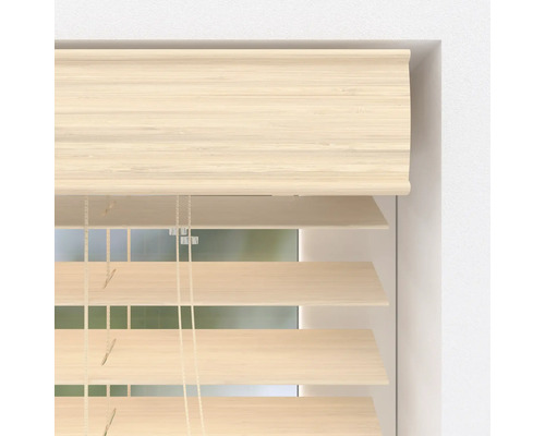 Horizontale Jalousie aus Holz mit Lamellen in heller Holzoptik und Zugschnur.