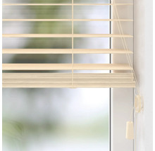 Horizontale Jalousie in Creme am Fenster mit Zugschnur und Lamellen.