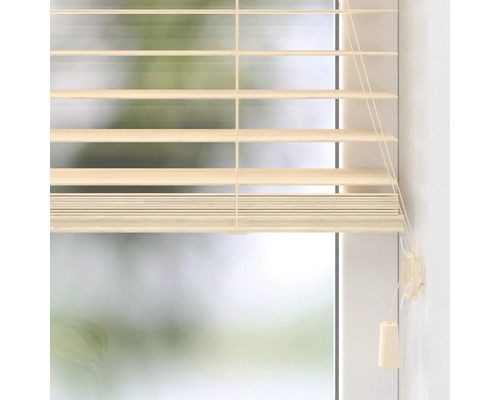 Horizontale Jalousie in Creme am Fenster mit Zugschnur und Lamellen.