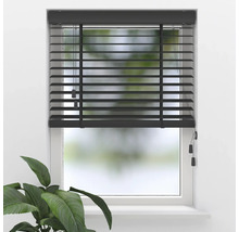 Jalousie aus Holz in Anthrazit an einem Fenster mit weißem Rahmen und einer Pflanze im Vordergrund.